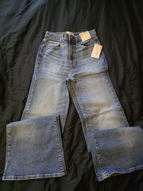 Universal Thread Women's Wide-Leg Jeans in Light Blue Denim